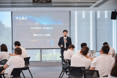 而是针对分歧业业、岗亭和技术程度开辟定制化